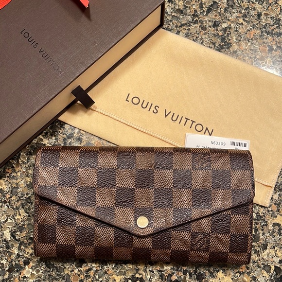 Louis Vuitton Sarah Wallet - Picture 1 of 13